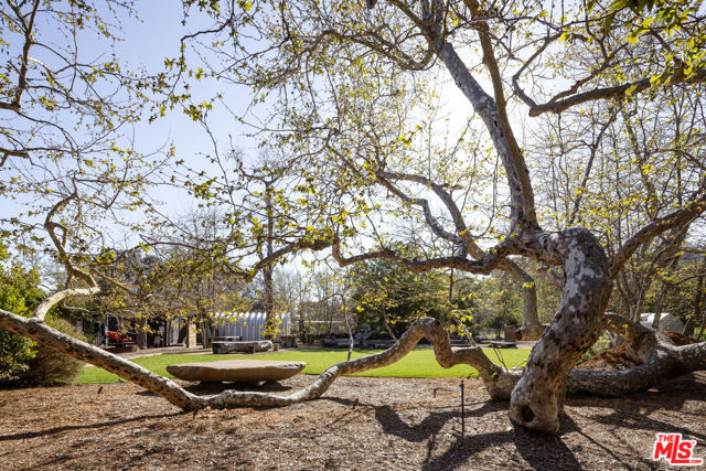 5949 Bonsall Drive, Malibu CA: https://media.crmls.org/mediaz/cf303eed-b231-46cb-8939-c4444eb8533d.jpg