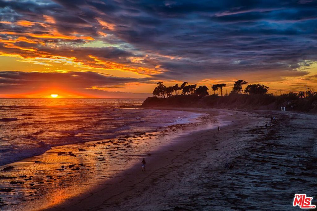https://media.crmls.org/mediaz/cf3044e9-6411-4a99-ab52-1d9a9ec1c3b2.jpg?preset=X-Large