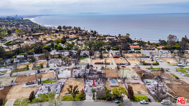 16828 Bollinger Drive, Pacific Palisades CA: https://media.crmls.org/mediaz/cf3054dc-4d2f-403e-b18c-a54bf2b7f3ad.jpg