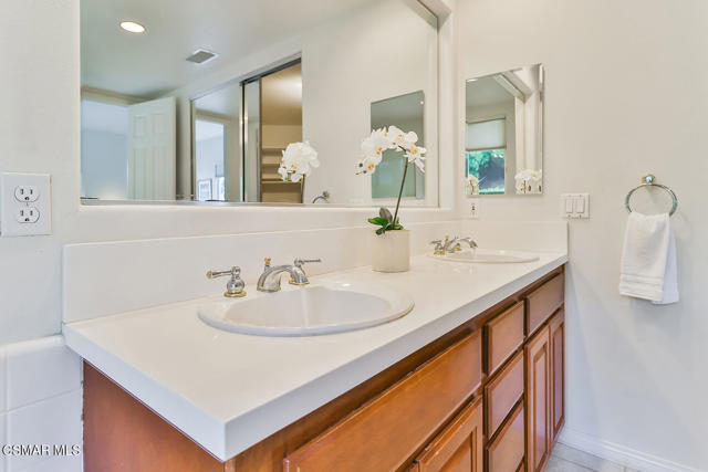 2746 Autumn Ridge Drive, Thousand Oaks CA: https://media.crmls.org/mediaz/cf30aecb-836d-40ac-8da2-b6d9fcf458f9.jpg