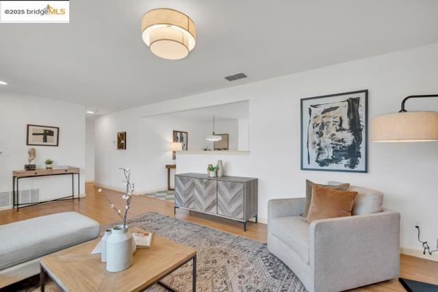 2968 Calle Del Sol Way, Rancho Cordova CA: https://media.crmls.org/mediaz/cf30c96c-1427-40cd-b08b-cdb5a35d8369.jpg