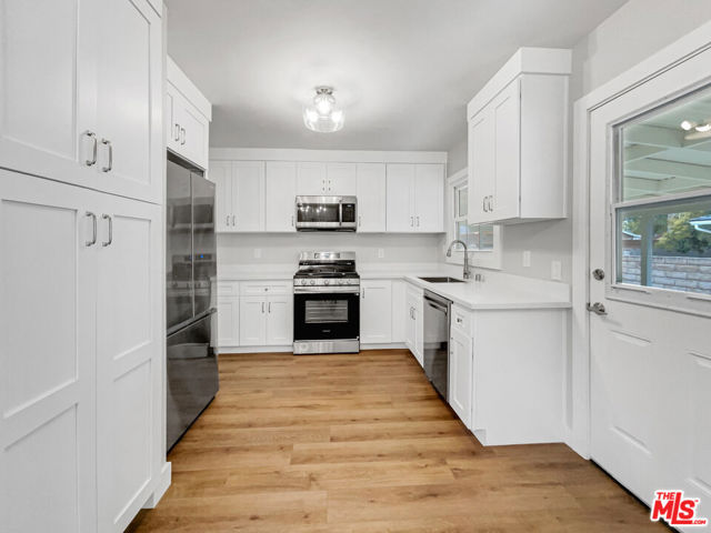 264 S Joanne Avenue, Ventura CA: https://media.crmls.org/mediaz/cf3143fa-992b-46a3-a520-d58d7a74f3ee.jpg