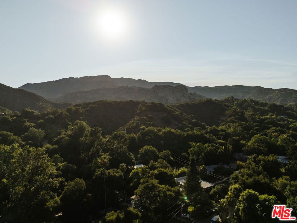 https://media.crmls.org/mediaz/cf316c17-dea6-4e0a-9554-104e4415a7a2.jpg?preset=X-Large