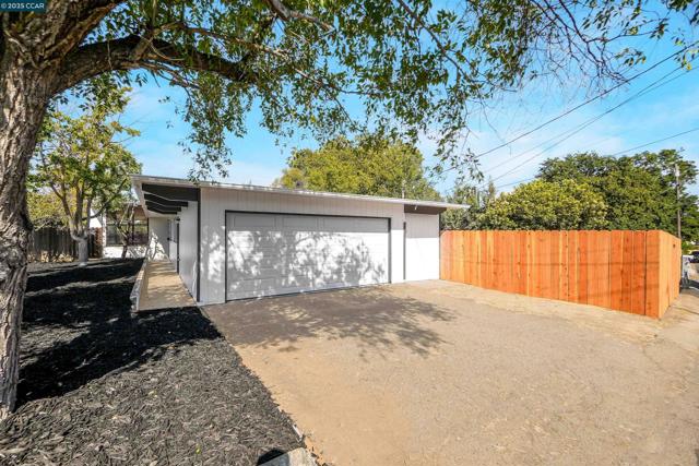 197 Carolos Drive, Pacheco CA: https://media.crmls.org/mediaz/cf31d935-7ff2-4d78-8739-c77de542529f.jpg