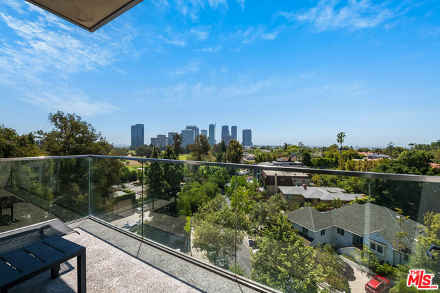 1200 Club View Drive, Los Angeles CA: https://media.crmls.org/mediaz/cf32ec3a-9610-4365-8535-4b7d689a36c8.jpg