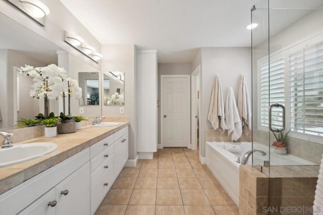 11353 Creekstone Ln, San Diego CA: https://media.crmls.org/mediaz/cf33a07a-6c00-4fba-a3af-2841cebcafa3.jpg
