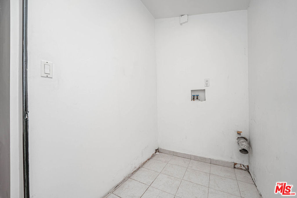 https://media.crmls.org/mediaz/cf341b15-8de6-4584-bcca-a1f8c1191899.jpg?preset=X-Large