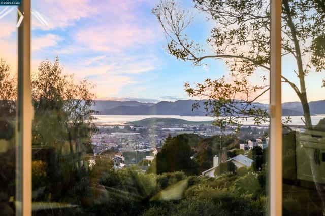 5929 Harbor View Ave, San Pablo CA: https://media.crmls.org/mediaz/cf342e4f-2213-4030-b6d4-8637f15586ec.jpg