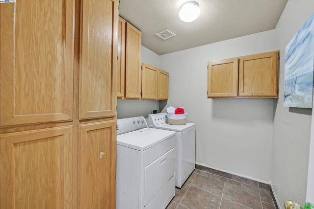 205 Dursey Dr, Pinole CA: https://media.crmls.org/mediaz/cf345246-5fda-45ce-b418-02414fa21a5c.jpg