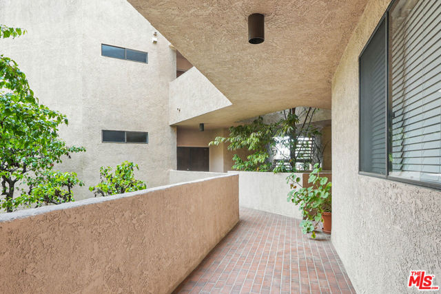 930 N Wetherly Drive, West Hollywood CA: https://media.crmls.org/mediaz/cf348d76-003a-450e-91b3-852a811f18e7.jpg