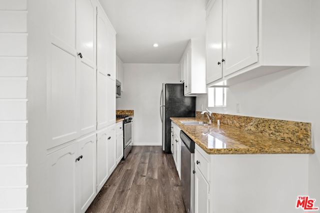 11930 Mayfield Avenue, Los Angeles CA: https://media.crmls.org/mediaz/cf352167-85a3-4e58-9b8c-6fdad75cbb23.jpg