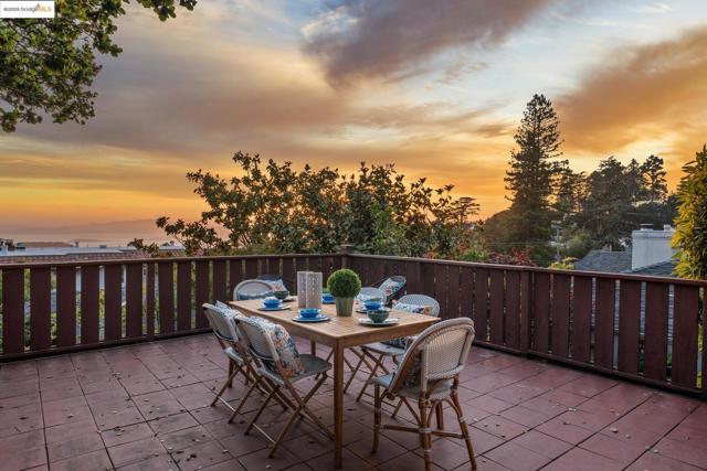 716 Cragmont Ave, Berkeley CA: https://media.crmls.org/mediaz/cf36e41b-1edd-495b-9b74-7893052e0da4.jpg