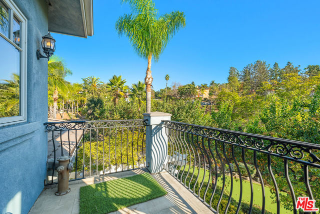 2428 Oak Canyon Place, Escondido CA: https://media.crmls.org/mediaz/cf370879-4b21-48a5-9356-3f06d6265b81.jpg