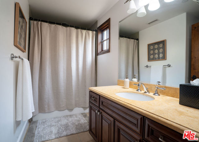 1331 N Sycamore Avenue, Los Angeles CA: https://media.crmls.org/mediaz/cf37a965-6170-4b68-b384-7576cf9e7784.jpg