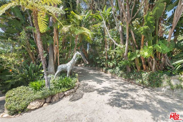 27004 PACIFIC COAST Highway, Malibu CA: https://media.crmls.org/mediaz/cf37b0c4-92b1-4846-9230-5e8bb391e9ec.jpg
