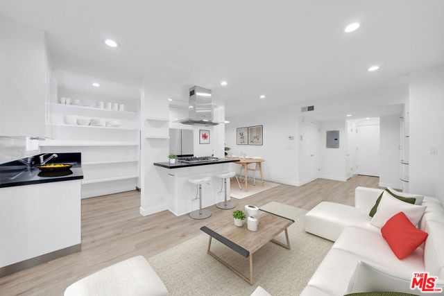 1331 Roxbury Drive, Los Angeles CA: https://media.crmls.org/mediaz/cf37b583-d2c8-4da6-948f-297b07b5c7ac.jpg