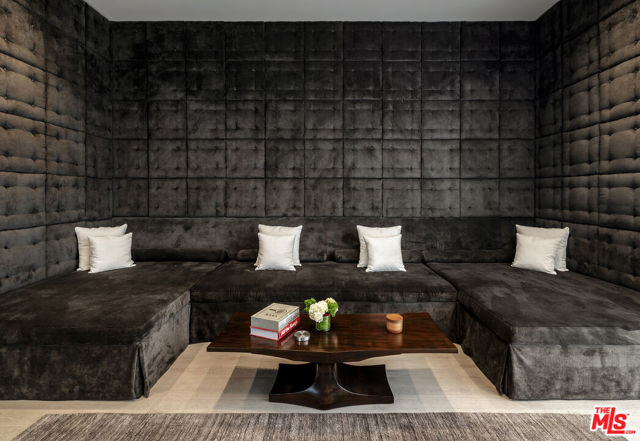 901 Oxford Way, Beverly Hills CA: https://media.crmls.org/mediaz/cf37be85-73fd-417e-941e-bdbd560cf686.jpg