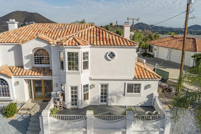 22633 Inspiration Pt, Canyon Lake CA: https://media.crmls.org/mediaz/cf384fd0-daf8-4125-8056-712dc0597548.jpg