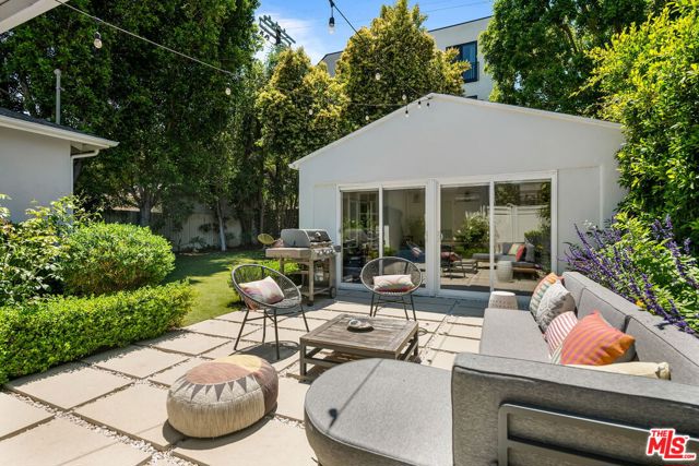 4223 Wilkinson Avenue, Studio City CA: https://media.crmls.org/mediaz/cf388892-de44-4916-ae0d-f36576bfda1f.jpg