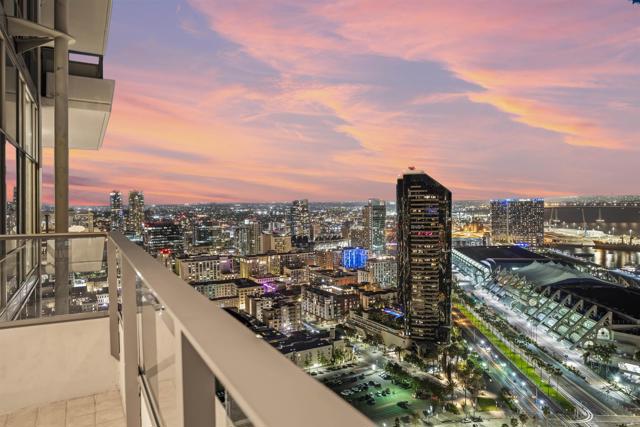 550 Front St, San Diego CA: https://media.crmls.org/mediaz/cf38d174-45fb-496c-bc19-f4efb748baa6.jpg