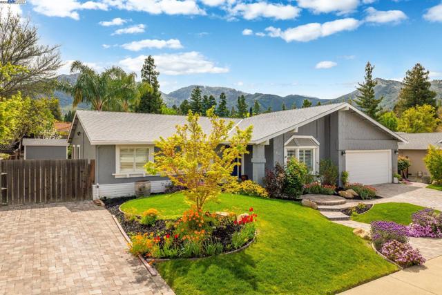 508 E Myrick Court, Clayton CA: https://media.crmls.org/mediaz/cf38f734-fcd0-4f4d-b7fd-2ac7fe6cd734.jpg