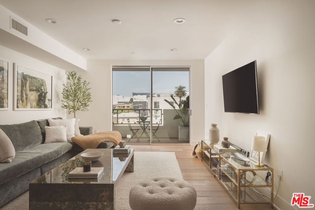 118 N Kings Road, Los Angeles CA: https://media.crmls.org/mediaz/cf390ce2-6e7d-4b09-9086-37ae8d7b808e.jpg