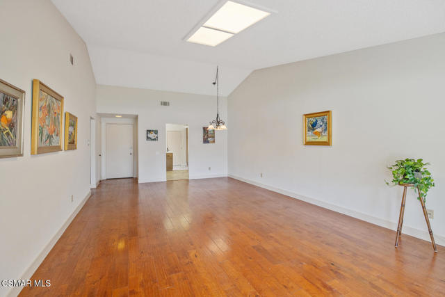 31310 Village 31, Camarillo CA: https://media.crmls.org/mediaz/cf396c85-a4e9-495a-b7af-6fac826d05da.jpg