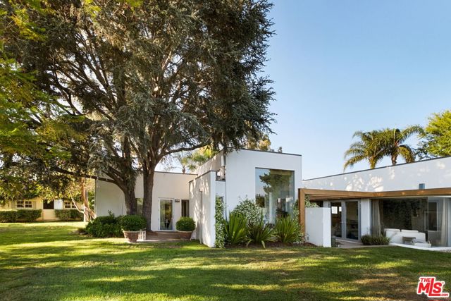 11531 Amanda Drive, Studio City CA: https://media.crmls.org/mediaz/cf3a1870-b65c-4f09-94b1-96d1e5a87564.jpg