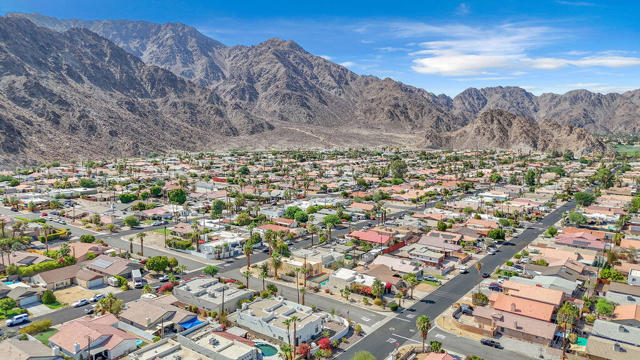 77440 Calle Ensenada, La Quinta CA: https://media.crmls.org/mediaz/cf3ab0e4-b324-4dbd-b980-109fbdede715.jpg