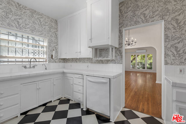 924 S Orange Grove Avenue, Los Angeles CA: https://media.crmls.org/mediaz/cf3b3abd-4dbf-474a-ae7e-c8b6cae29ff3.jpg
