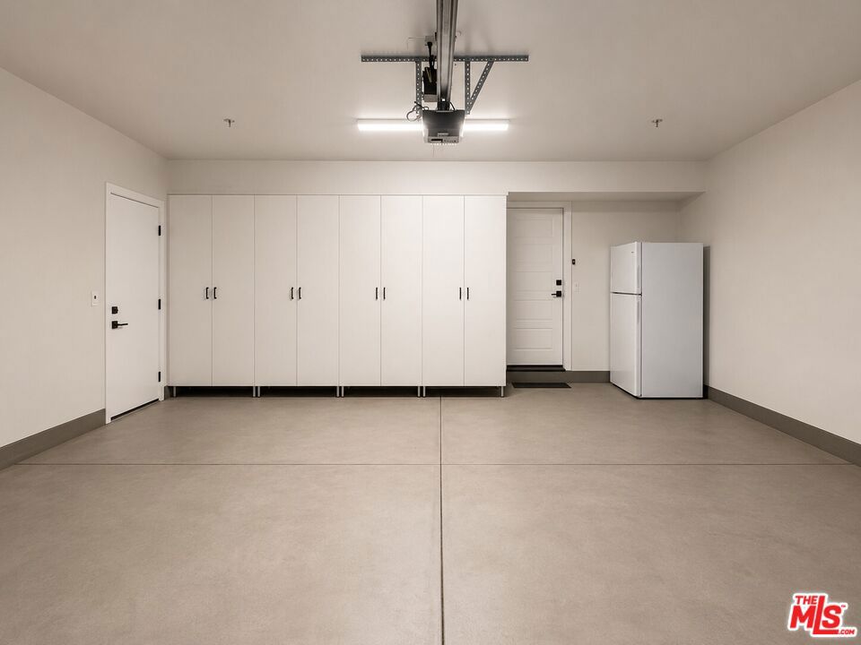 https://media.crmls.org/mediaz/cf3b45fa-c362-4d72-b914-6fd4c88d7509.jpg?preset=X-Large