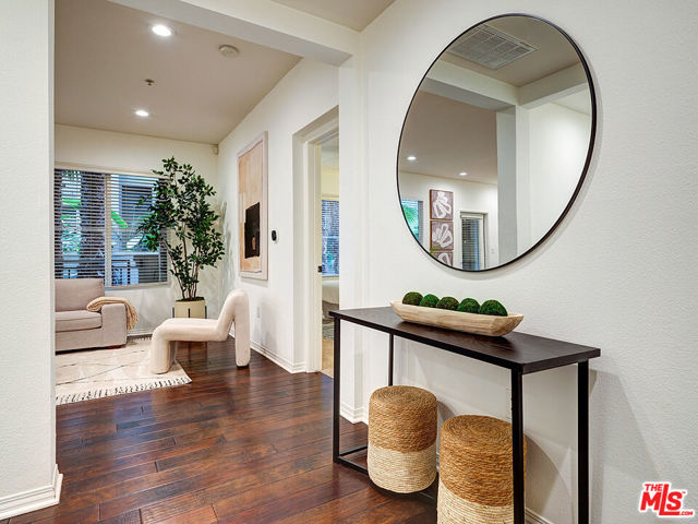 6020 S Seabluff Drive, Playa Vista CA: https://media.crmls.org/mediaz/cf3b9ce4-31ff-46b0-b5fe-3247b200eac6.jpg