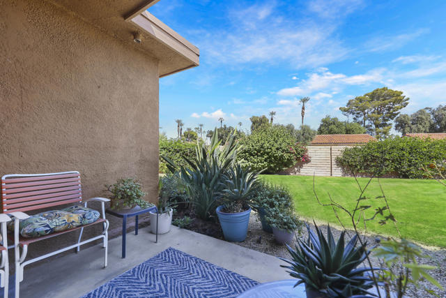44 Malaga Drive, Rancho Mirage CA: https://media.crmls.org/mediaz/cf3ca01c-7bf7-4d52-8824-aa39defc41fd.jpg