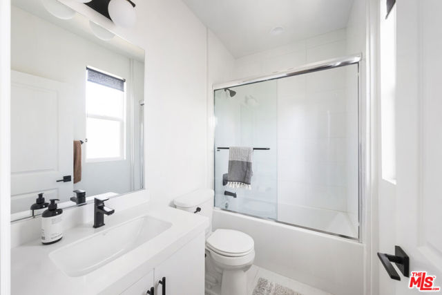 1417 N Lincoln Lane, Los Angeles CA: https://media.crmls.org/mediaz/cf3d554c-c44b-4a33-96f1-429c1916cda0.jpg