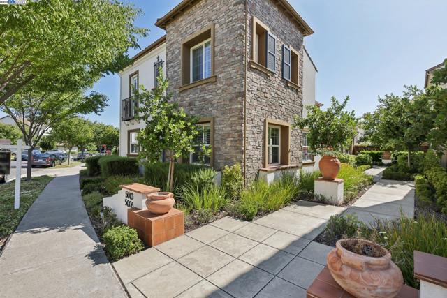 5010 Barrenstar Way, San Ramon CA: https://media.crmls.org/mediaz/cf3e0587-eca0-4e1b-8d51-7aa10f6e8cee.jpg