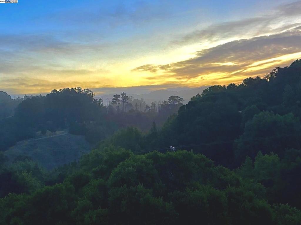 https://media.crmls.org/mediaz/cf3e7067-ac07-4168-8156-0034e5d0a79b.jpg?preset=X-Large