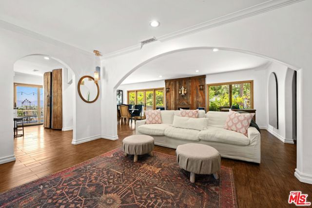 16582 Calneva Drive, Encino CA: https://media.crmls.org/mediaz/cf3f37a3-d468-45f7-ac73-a70ce567545a.jpg