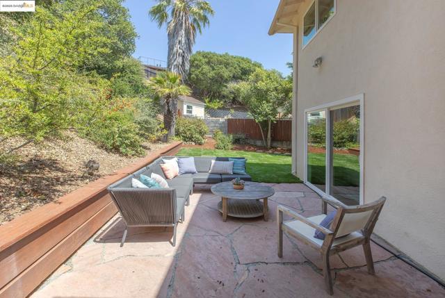 21 Maggiora Ct, Oakland CA: https://media.crmls.org/mediaz/cf3ff4d9-06d8-4103-9649-4448786708ec.jpg