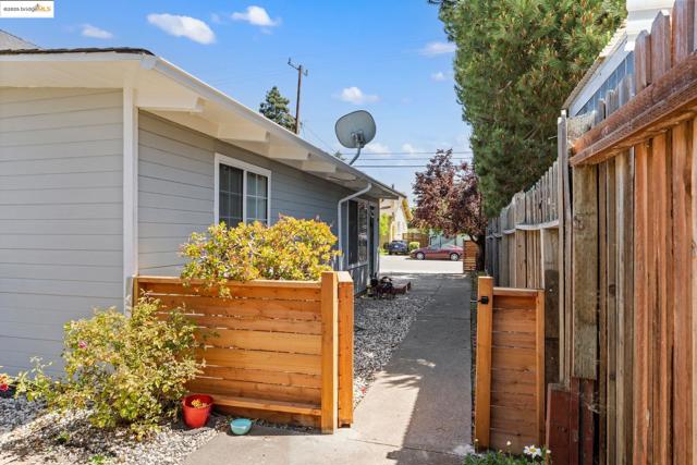 1611 Julia St, Berkeley CA: https://media.crmls.org/mediaz/cf4003ef-e4fe-48f1-9f68-dc730e3d0757.jpg