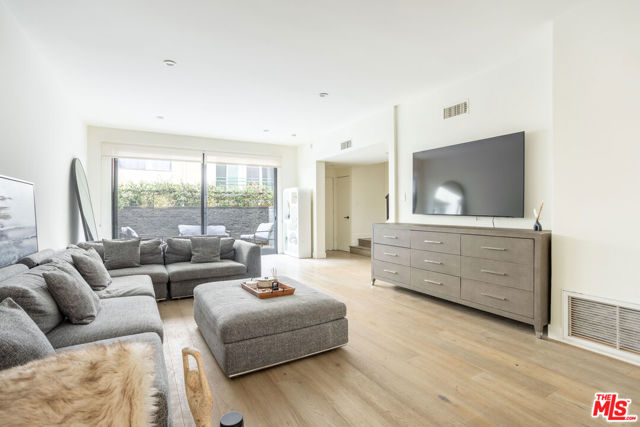 1823 N Fuller Avenue, Los Angeles CA: https://media.crmls.org/mediaz/cf405fe9-c485-49f2-8357-a1e4920c9060.jpg