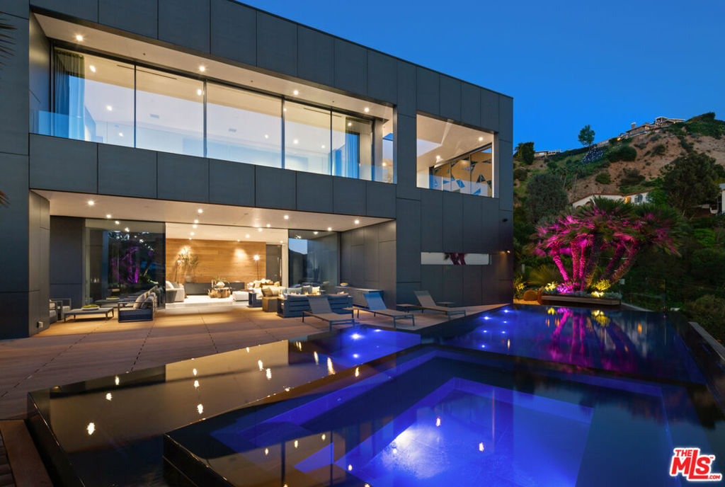 2341 Gloaming Way — Modern