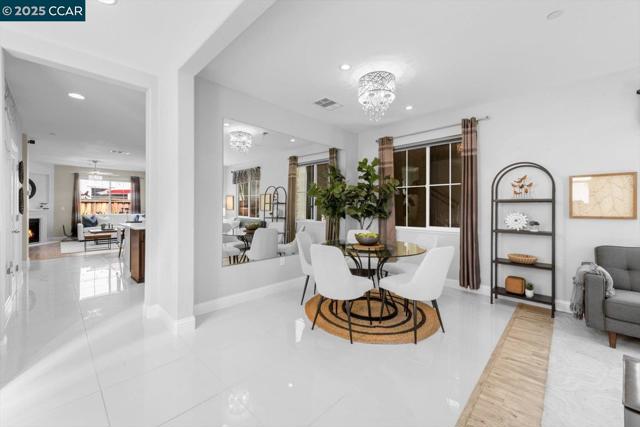 240 Alta St, Brentwood CA: https://media.crmls.org/mediaz/cf41c79d-d126-4c48-b487-03c1cdcb9e57.jpg