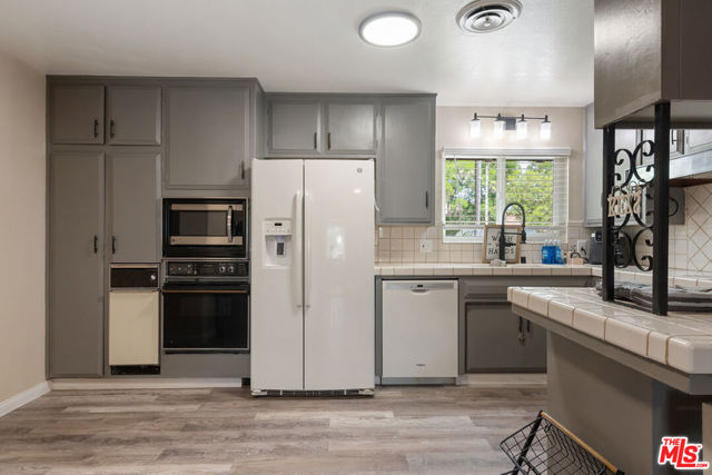 43818 Halcom Avenue, Lancaster CA: https://media.crmls.org/mediaz/cf420c06-b0b2-4bbf-a60f-30383ebf096a.jpg