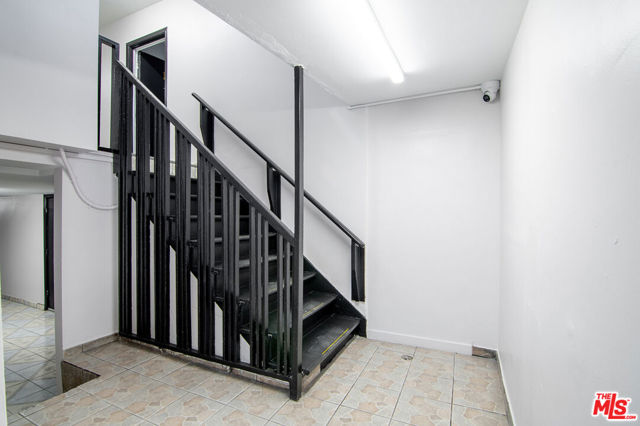 930 Fraser Avenue, Los Angeles CA: https://media.crmls.org/mediaz/cf43cd13-829c-41c6-b4f4-edde6b7ecc3b.jpg