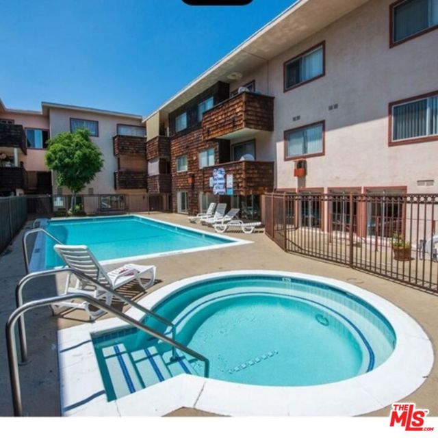 5400 Newcastle Avenue, Encino CA: https://media.crmls.org/mediaz/cf44550b-18b3-42a6-b5e8-473ab5660a86.jpg