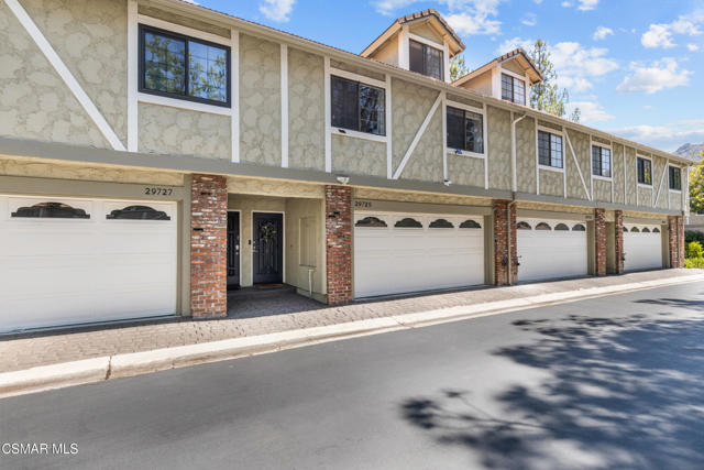 29725 Windsong Lane, Agoura Hills CA: https://media.crmls.org/mediaz/cf447c59-917b-49ab-8e9c-143c80910d60.jpg