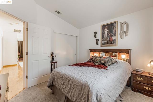 8215 Red Elk Dr, Elk Grove CA: https://media.crmls.org/mediaz/cf45c323-a2e5-4071-8e10-38e71db8c6f5.jpg