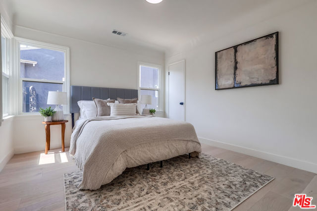 9116 S Wilton Place, Los Angeles CA: https://media.crmls.org/mediaz/cf46d409-6809-4526-a4a5-8155e5bb48ef.jpg