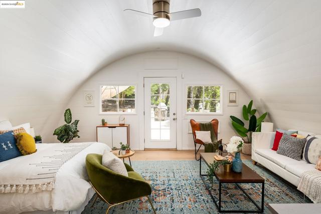 2976 Joaquin Miller Rd, Oakland CA: https://media.crmls.org/mediaz/cf477ce5-14ea-4e3d-a733-f63164aa9f61.jpg