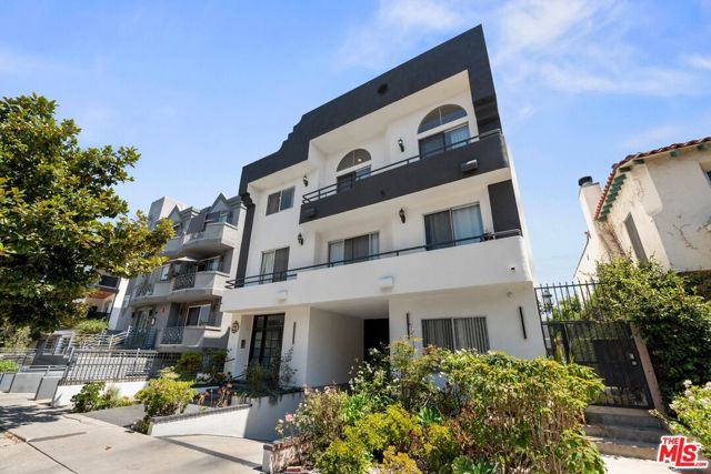 1136 S Shenandoah Street, Los Angeles CA: https://media.crmls.org/mediaz/cf48c703-ec0a-41bb-a179-fd563fdd7f58.jpg
